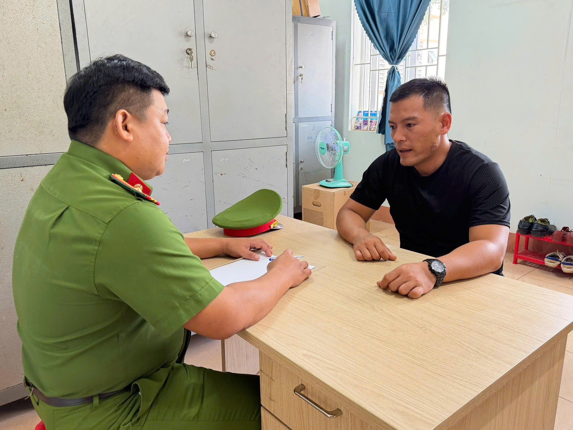 Tạm giữ nghi phạm trong vụ người đàn ông đi xe máy bị đạp ngã xuống đường- Ảnh 1.