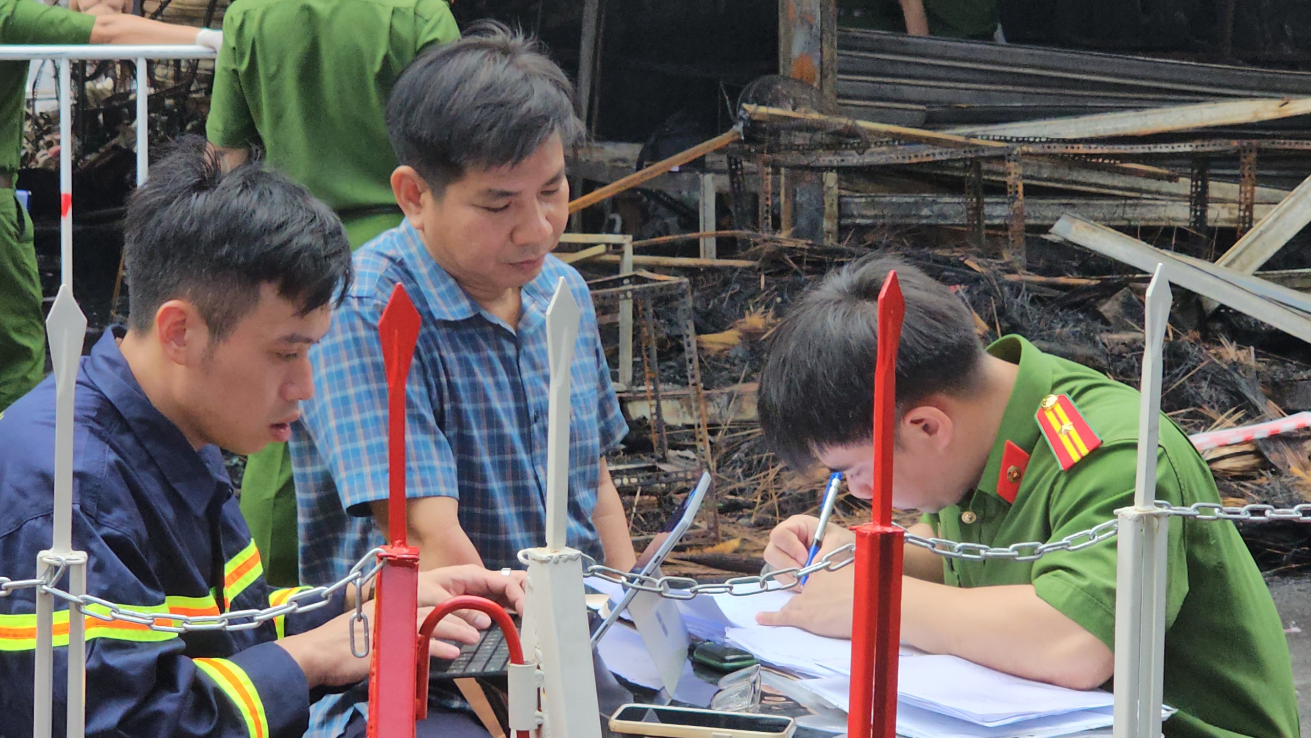 Chùm ảnh: Hiện trường vụ cháy trung tâm thương mại trong chợ Biên Hòa - Ảnh 5.