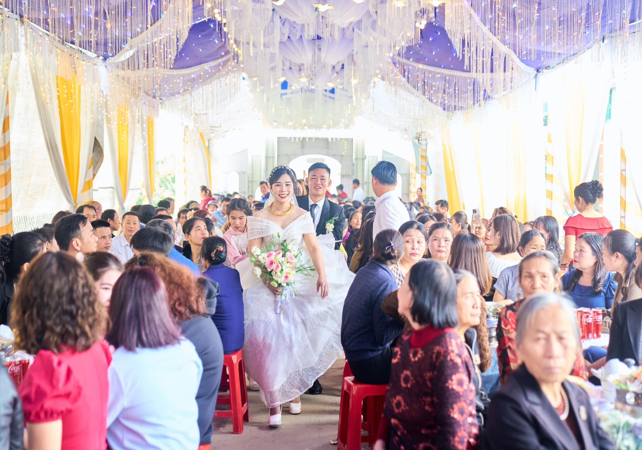 Không gửi thiệp cưới chỉ nhờ trưởng thôn phát loa, cả xóm kéo đến chúc mừng - Ảnh 4.