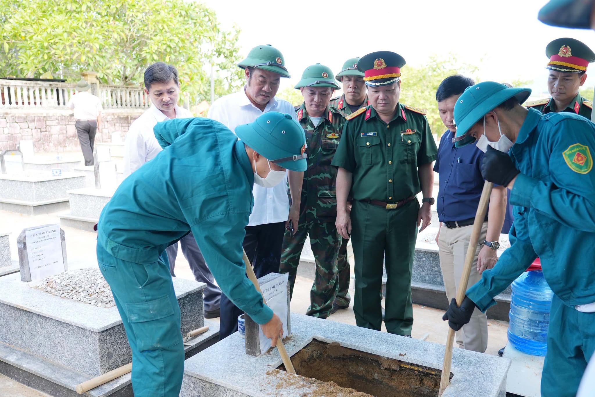 Huế kêu gọi cung cấp thông tin về các điểm chôn liệt sĩ gần đèo Hải Vân- Ảnh 1.