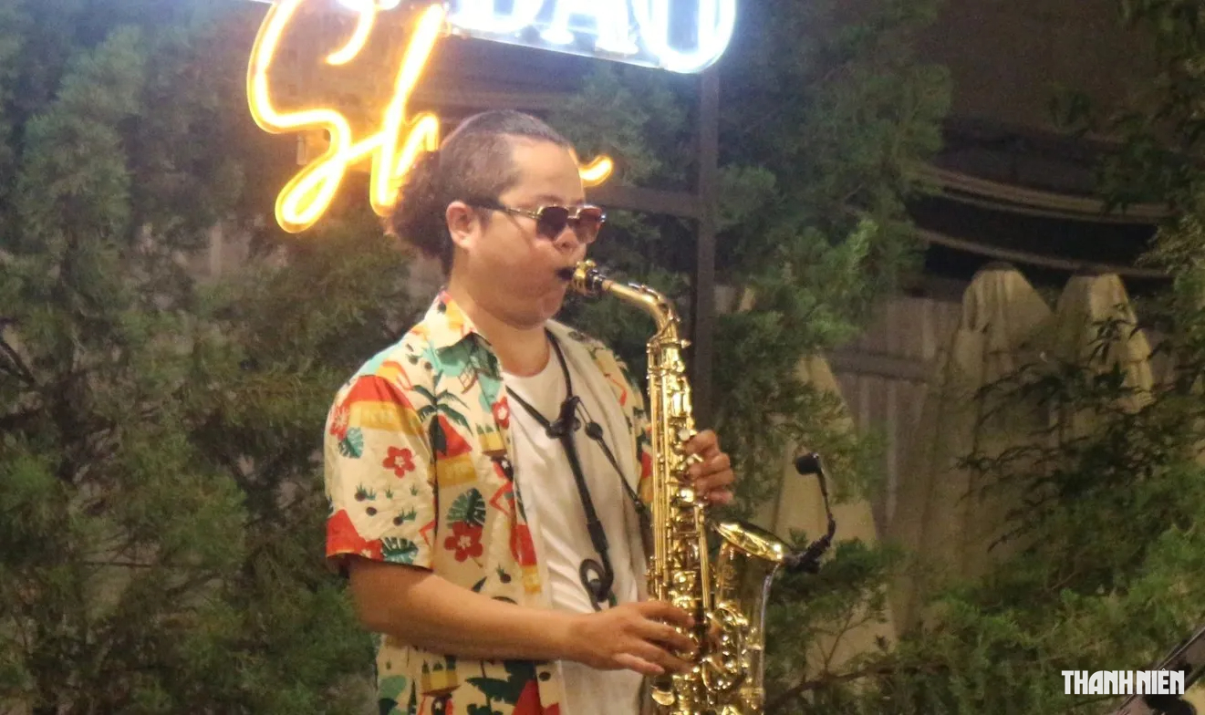 Xếp hàng nghe saxophone tại TP.HCM: Tưởng bill tiền triệu, ai ngờ giá lại thế này- Ảnh 3.