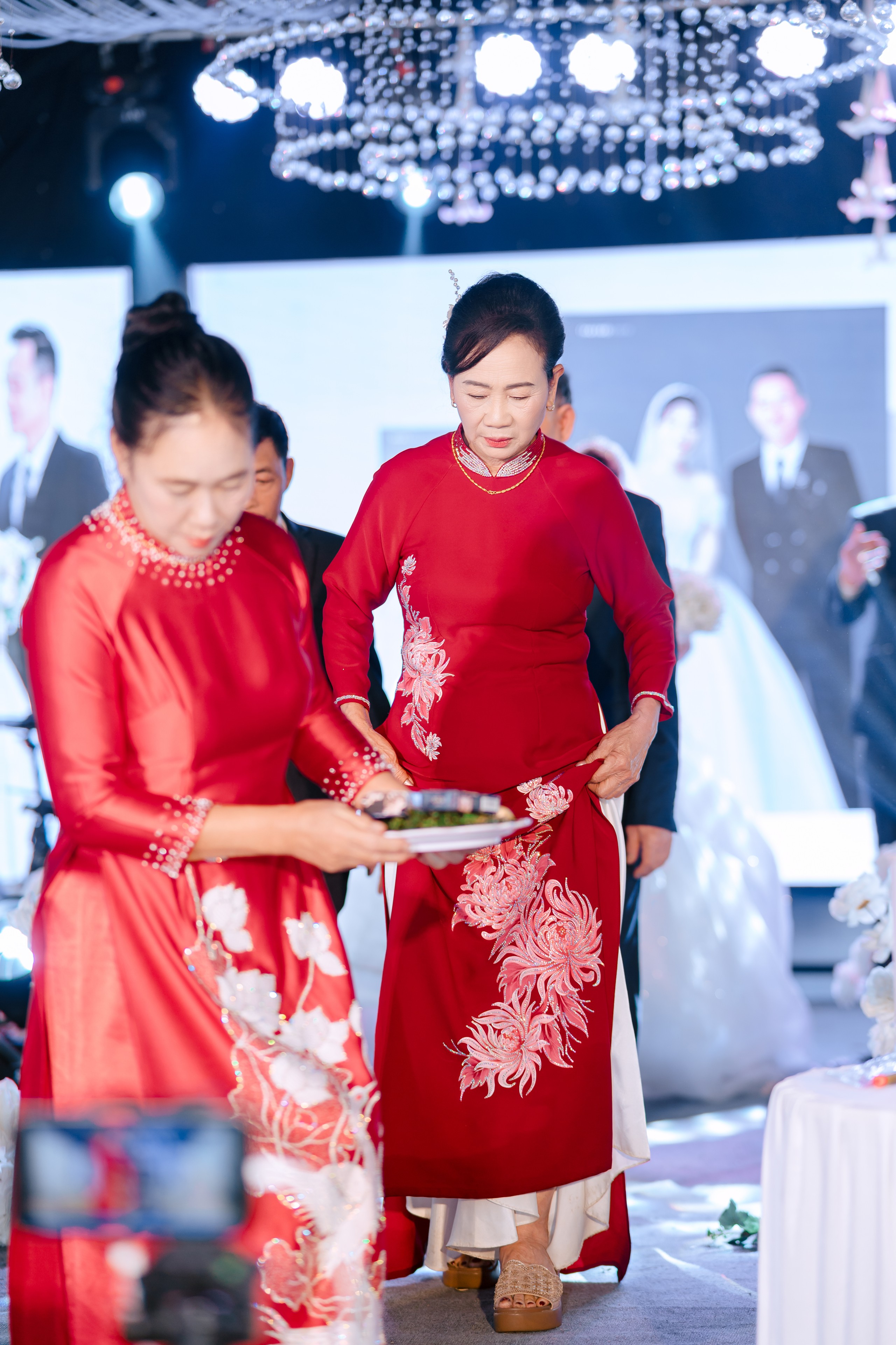 Không gửi thiệp cưới chỉ nhờ trưởng thôn phát loa, cả xóm kéo đến chúc mừng - Ảnh 1.