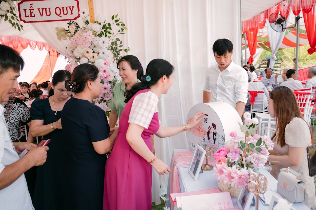 Không gửi thiệp cưới chỉ nhờ trưởng thôn phát loa, cả xóm kéo đến chúc mừng - Ảnh 2.