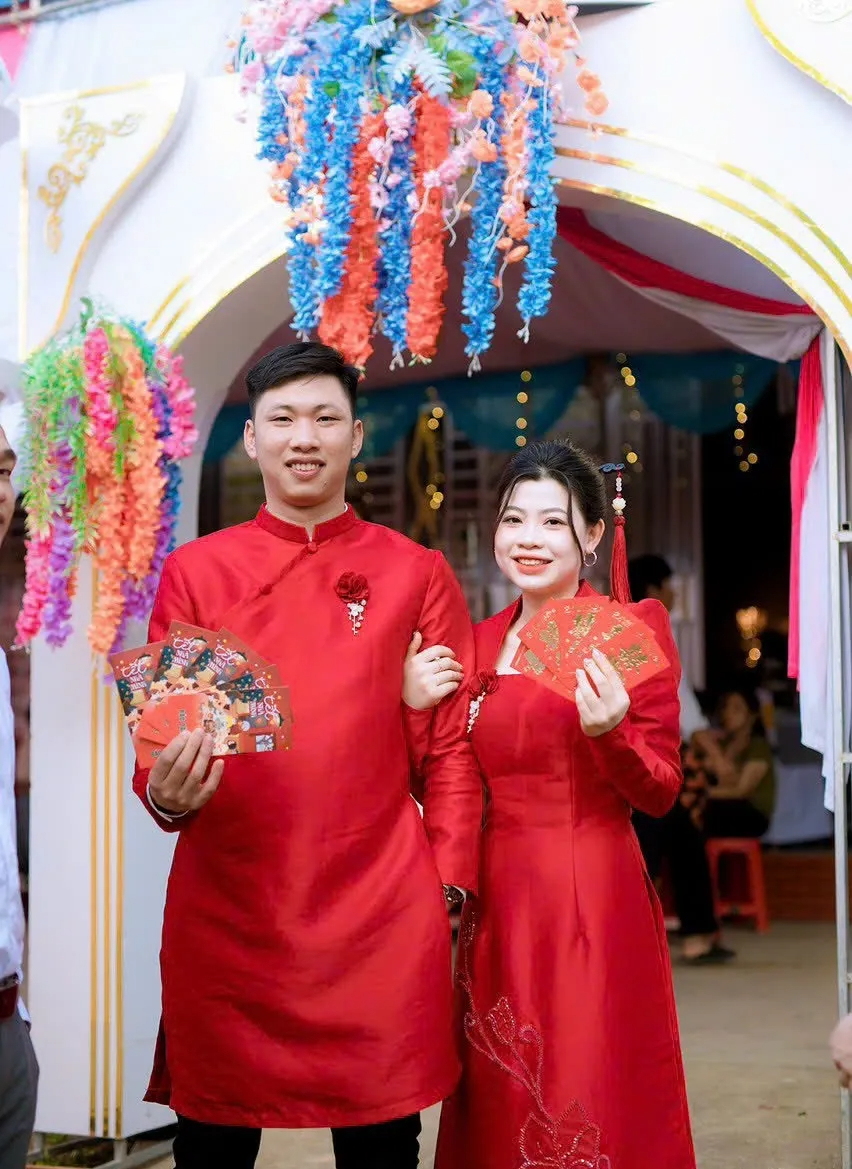 Lại mặt sau đ&aacute;m cưới: C&ocirc; d&acirc;u, ch&uacute; rể mang x&ocirc;i, g&agrave; về thăm nh&agrave; g&aacute;i - Ảnh 2.