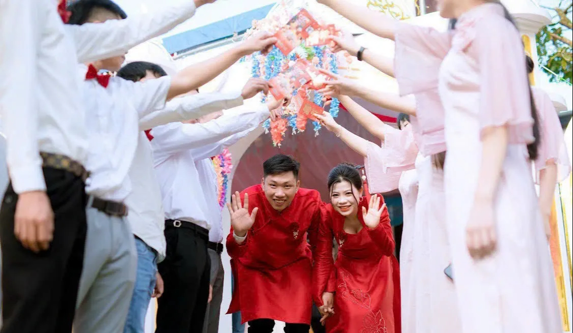 Lại mặt sau đ&aacute;m cưới: C&ocirc; d&acirc;u, ch&uacute; rể mang x&ocirc;i, g&agrave; về thăm nh&agrave; g&aacute;i - Ảnh 1.