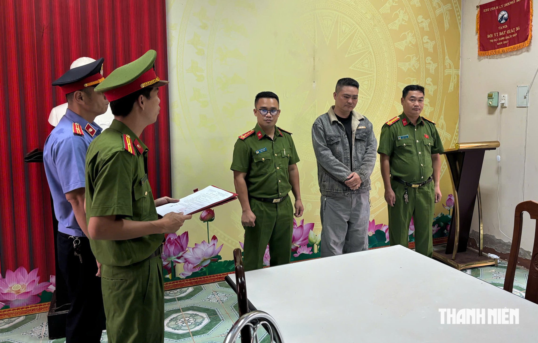 'Con voi chui lọt lỗ kim': 4 xe tải chở gần 50 tấn hàng lậu qua biên giới- Ảnh 1.