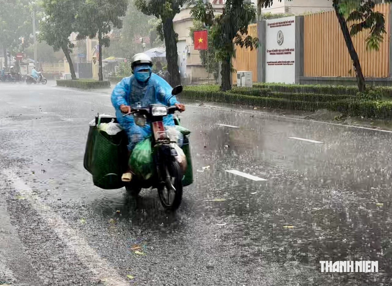 Hôm nay, TP.HCM và Nam bộ đón đợt mưa giông kéo dài - Ảnh 1.