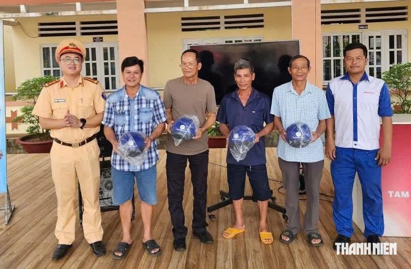 CSGT Lâm Đồng đưa lớp học lái xe an toàn đến với người dân- Ảnh 2.