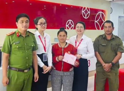 Chuyển nhầm 100 triệu đồng, người đàn ông được công an xã hỗ trợ nhận lại tiền- Ảnh 1.
