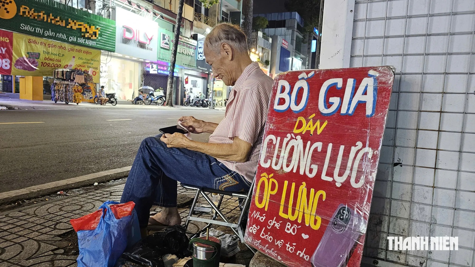 'Bố già dán cường lực' trao tình người ấm áp - Ảnh 3.