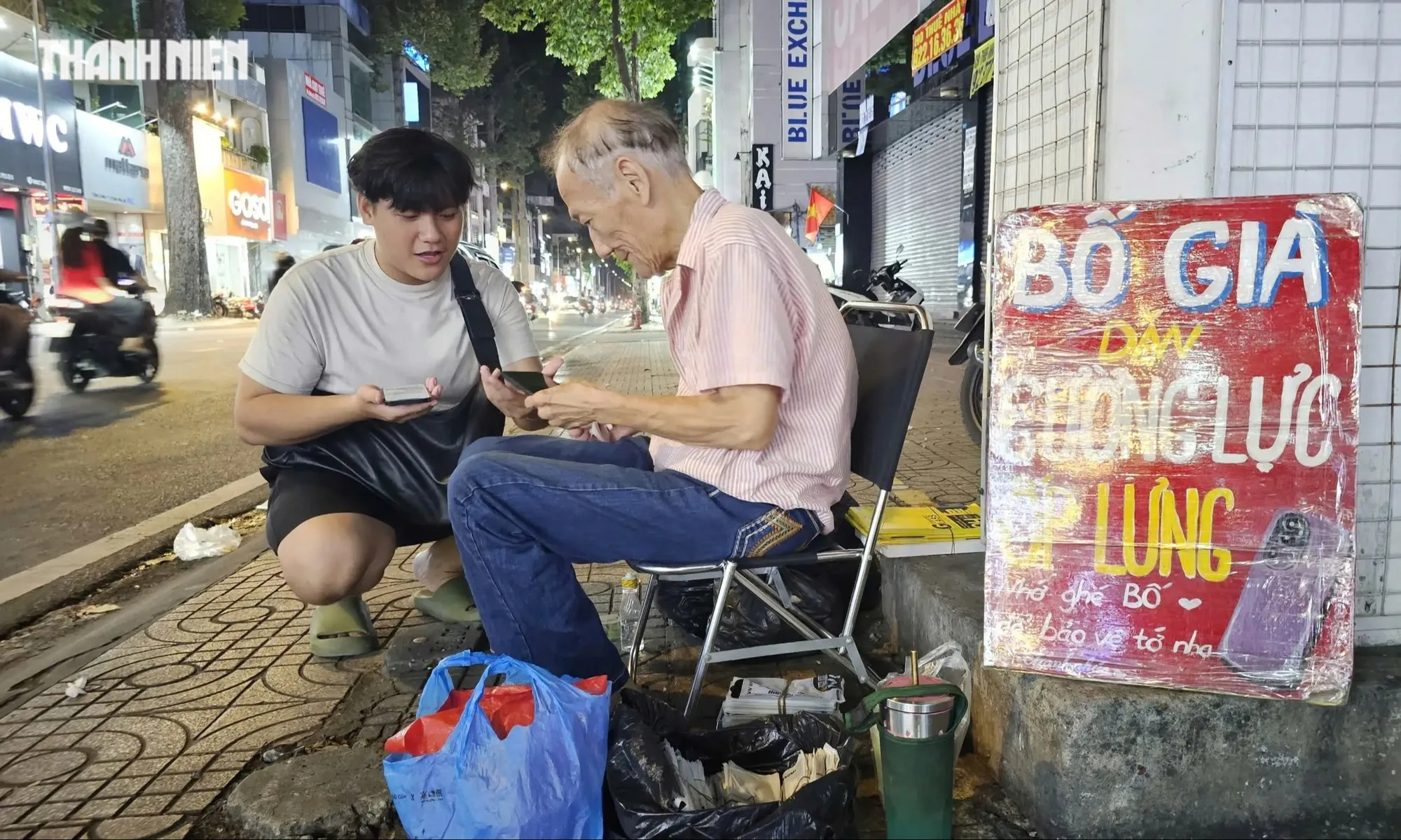 'Bố già dán cường lực' trao tình người ấm áp - Ảnh 1.