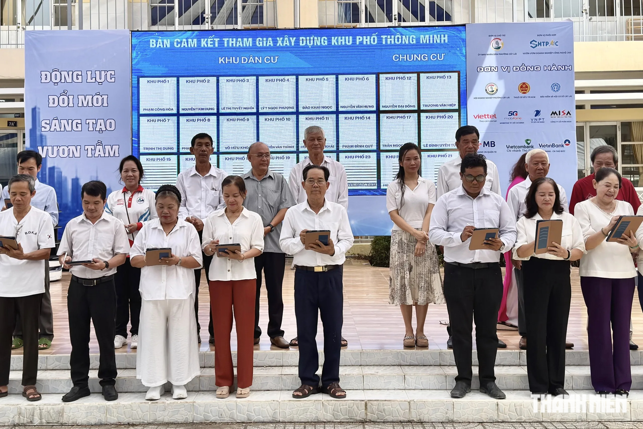 Một phường ở TP.HCM phát động 24 khu phố thông minh, người dân được trải nghiệm gì? - Ảnh 4.