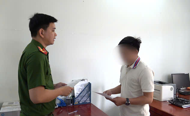 Khởi tố chủ hộ kinh doanh bày bán 845 sản phẩm giả mạo nhãn hiệu nổi tiếng - Ảnh 1.