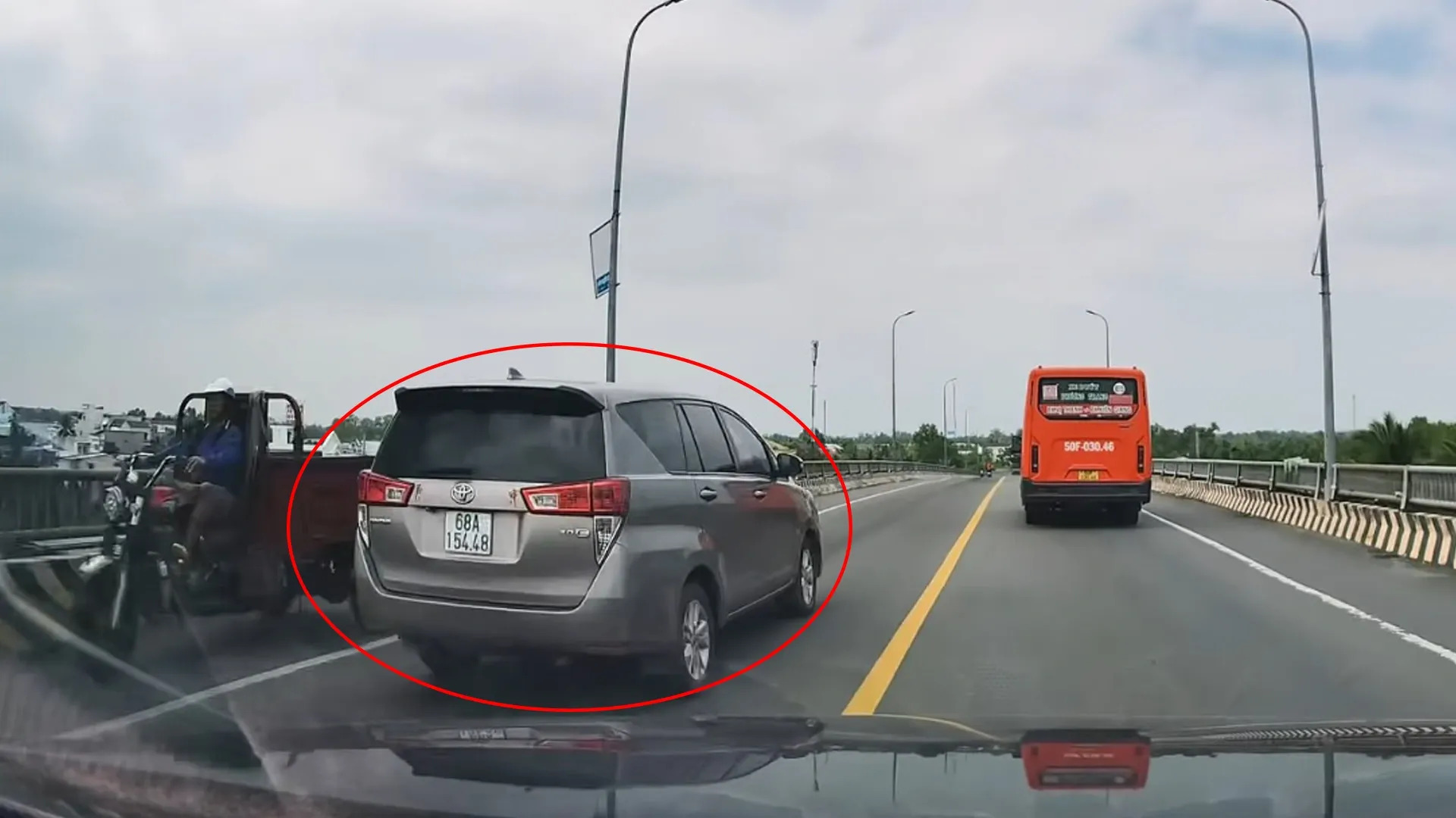 Lái ô tô đè trúng vạch vàng liền nét trên đường hai chiều, bị phạt bao nhiêu? - Ảnh 1.