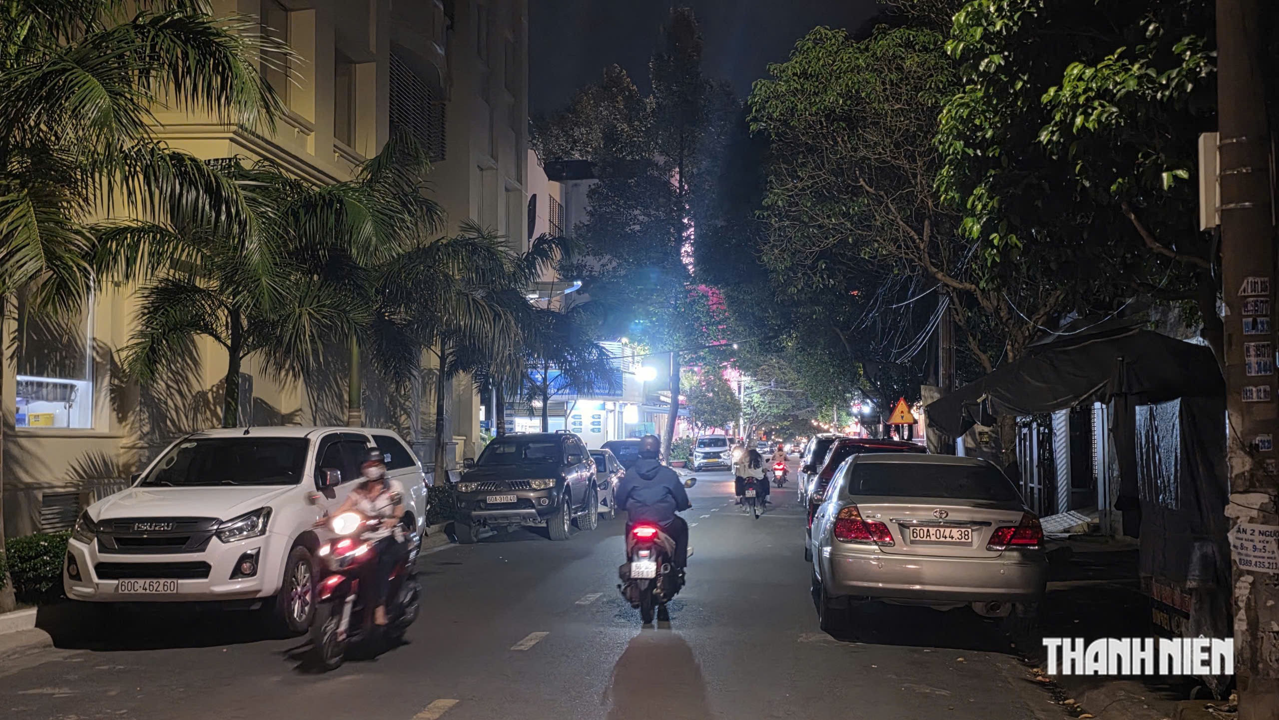 Ô tô đậu kín hai bên đường, người dân khổ sở tìm lối đi - Ảnh 2.