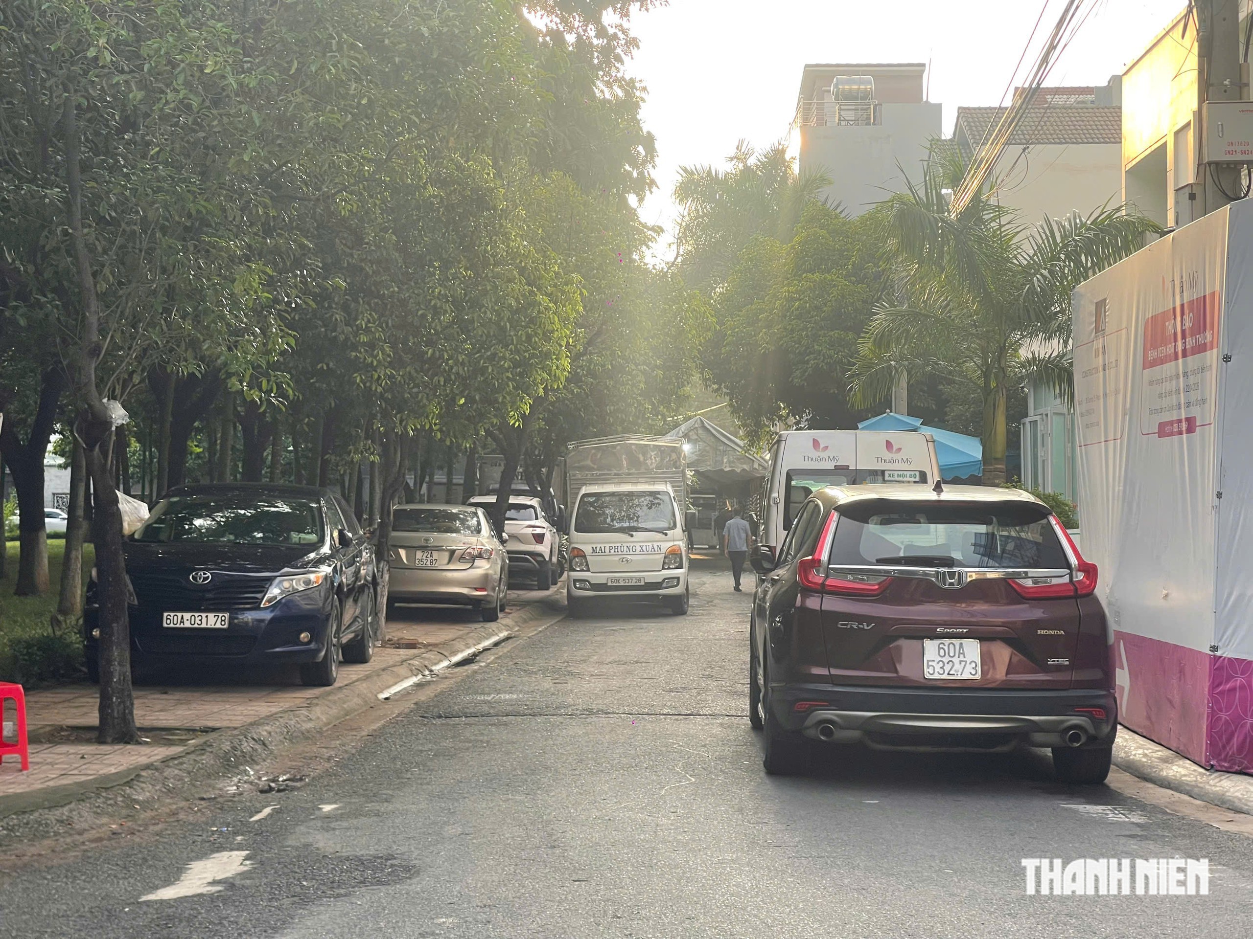 Ô tô đậu kín hai bên đường, người dân khổ sở tìm lối đi - Ảnh 3.