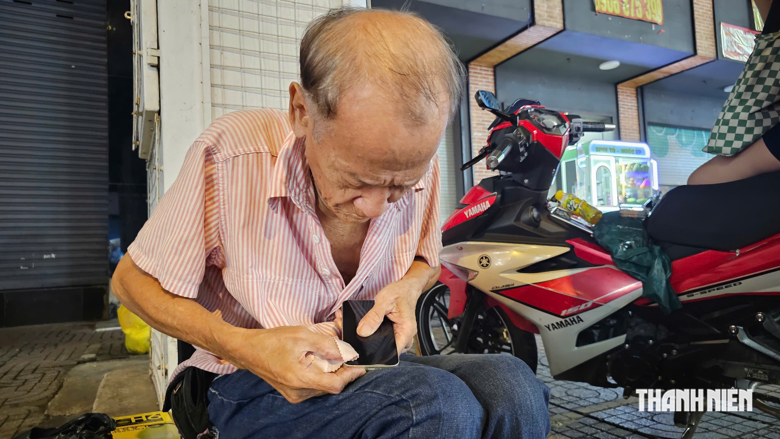 'Bố già dán cường lực' trao tình người ấm áp - Ảnh 2.