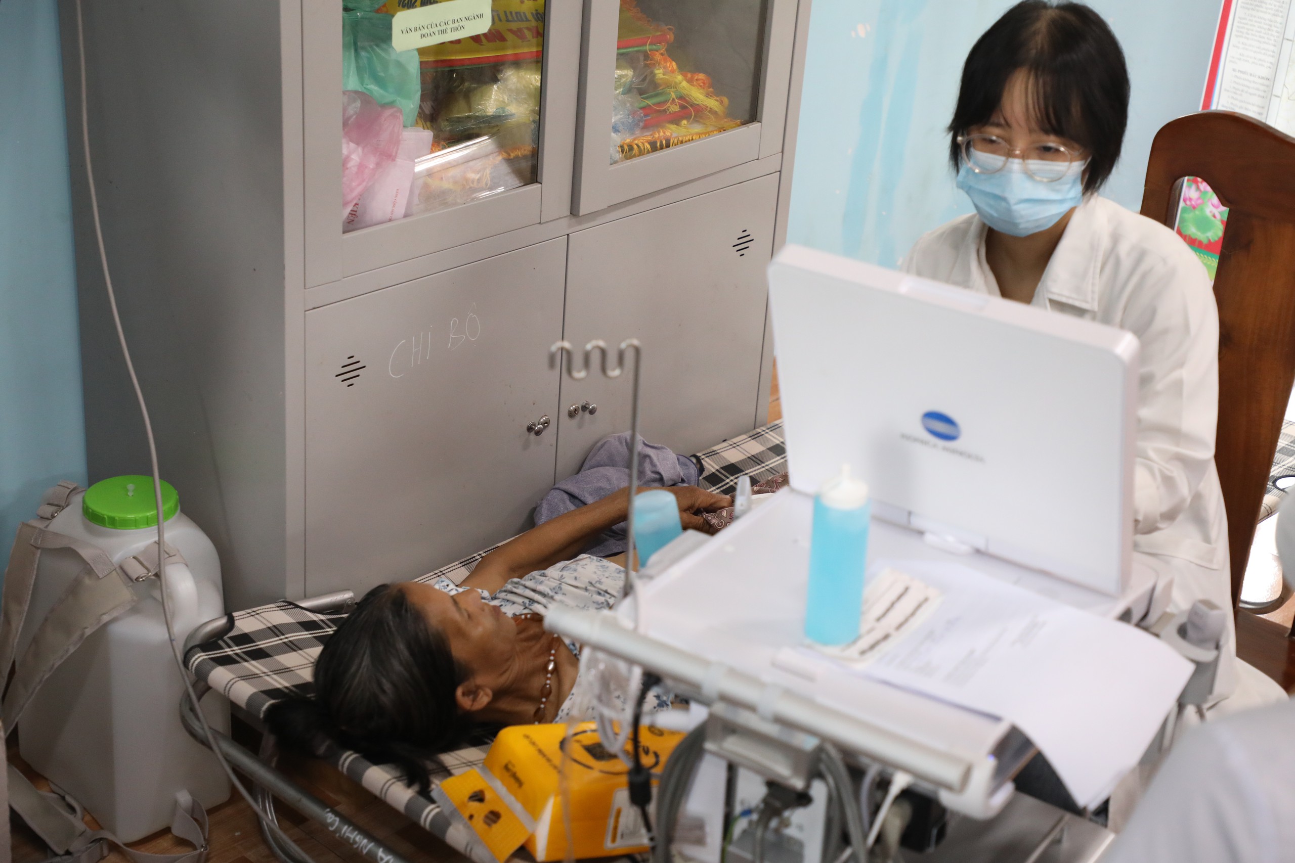 Đà Nẵng: Vượt núi, bác sĩ đến khám bệnh miễn phí cho 200 người Cơ Tu - Ảnh 4.
