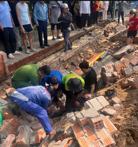 Thi công đường ven biển Mũi Né: Tường sập đè chết một người, bị thương một người- Ảnh 2.