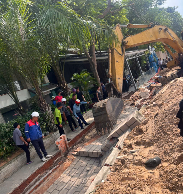 Thi công đường ven biển Mũi Né: Tường sập đè chết một người, bị thương một người- Ảnh 1.
