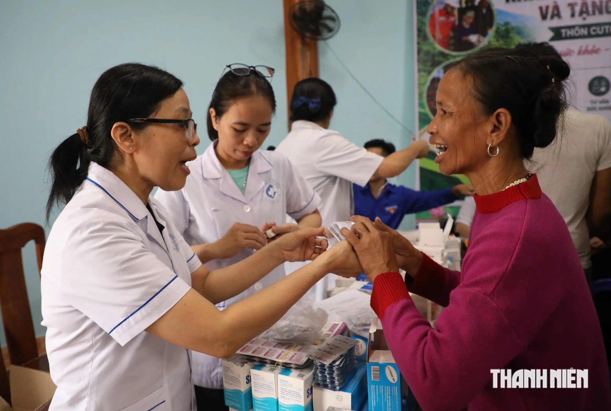 Đà Nẵng: Vượt núi, bác sĩ đến khám bệnh miễn phí cho 200 người Cơ Tu - Ảnh 8.