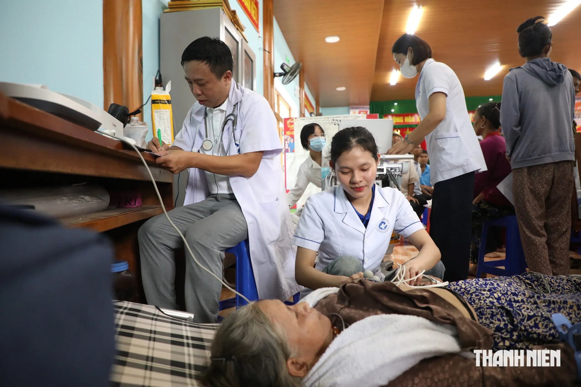 Đ&agrave; Nẵng: Vượt n&uacute;i, b&aacute;c sĩ đến kh&aacute;m bệnh miễn ph&iacute; cho 200 người Cơ Tu - Ảnh 1.