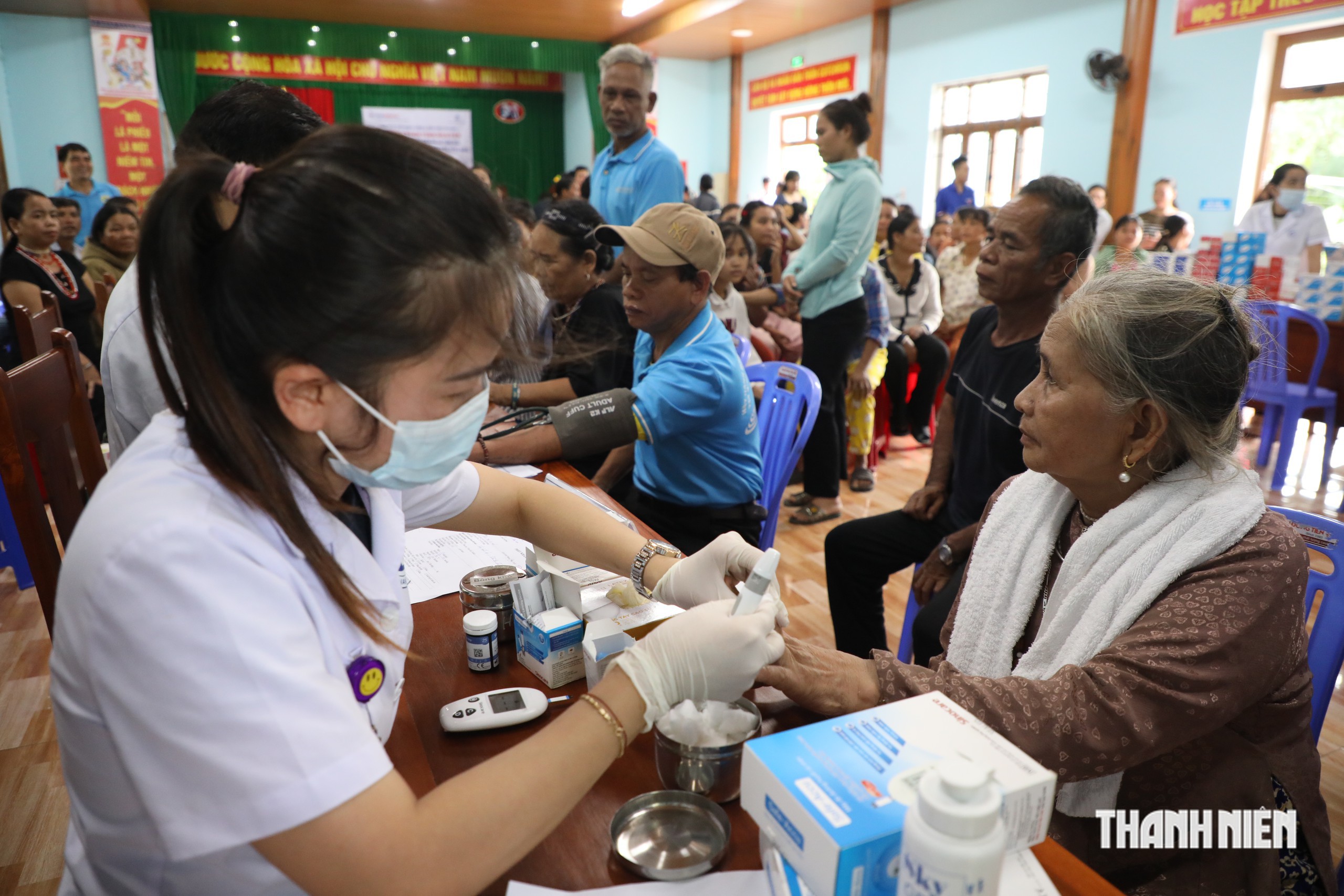Đ&agrave; Nẵng: Vượt n&uacute;i, b&aacute;c sĩ đến kh&aacute;m bệnh miễn ph&iacute; cho 200 người Cơ Tu - Ảnh 2.