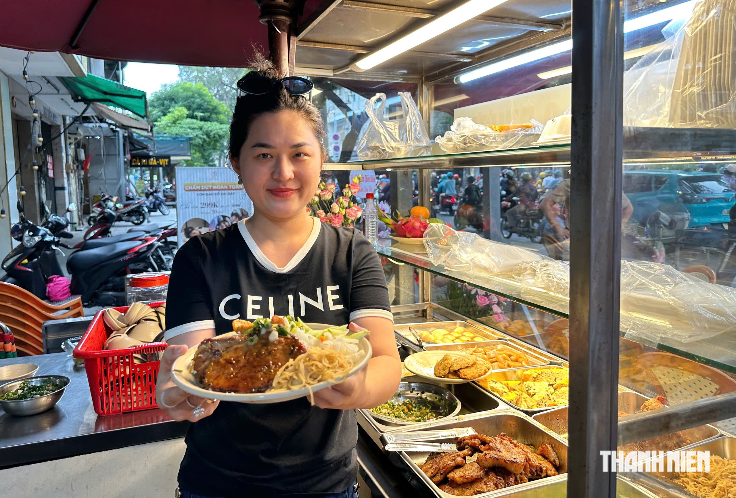 Nữ thạc sĩ mở quán cơm tấm đêm bình dân ở TP.HCM, bán tới 2 giờ sáng - Ảnh 2.