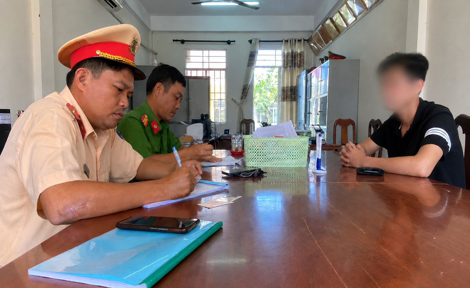 Thanh niên chạy xe máy vào cao tốc Cà Mau - Cần Thơ đi thăm bạn- Ảnh 1.