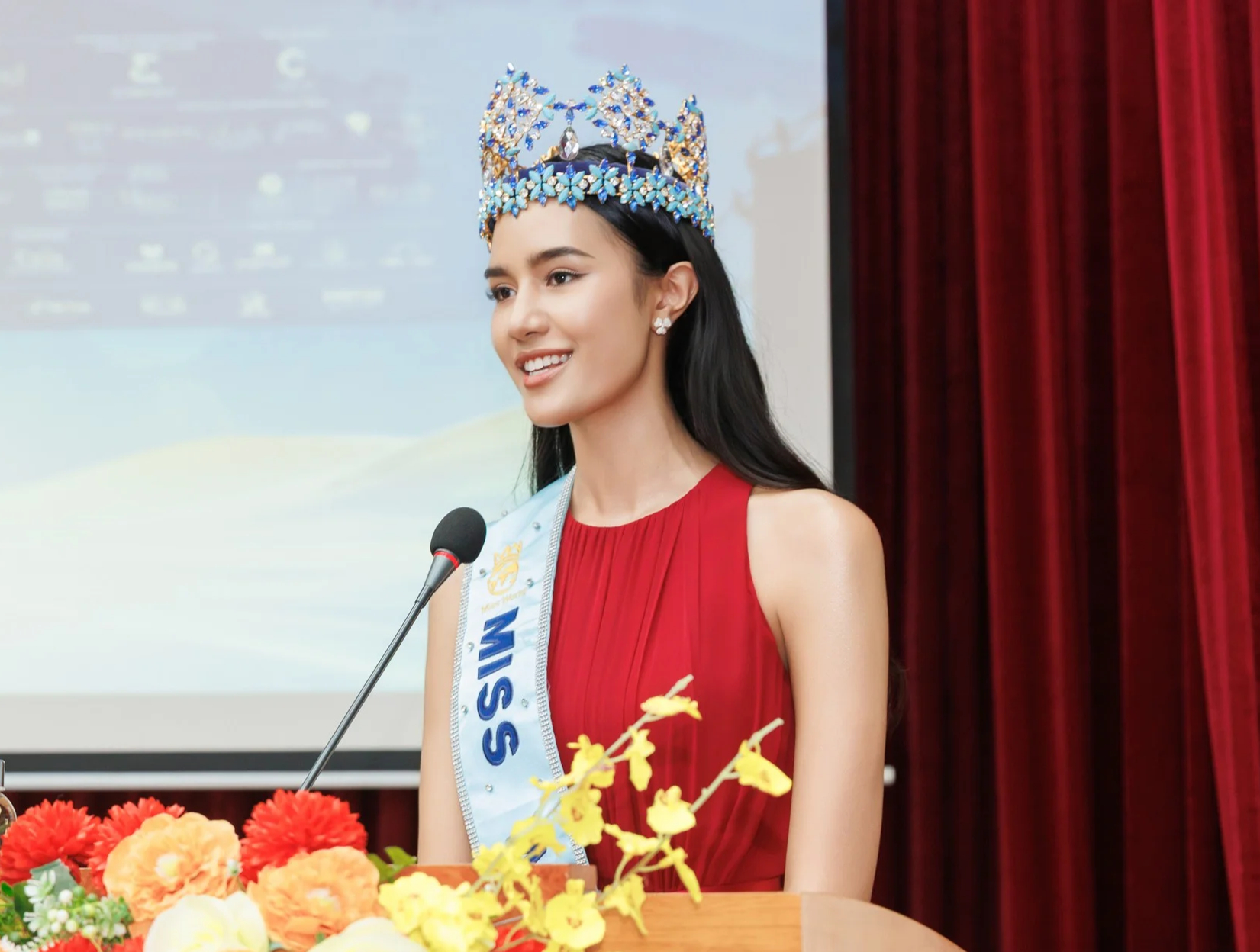 Người đẹp Miss World 2026 mang nụ cười đến trẻ em Quảng Ninh - Ảnh 2.