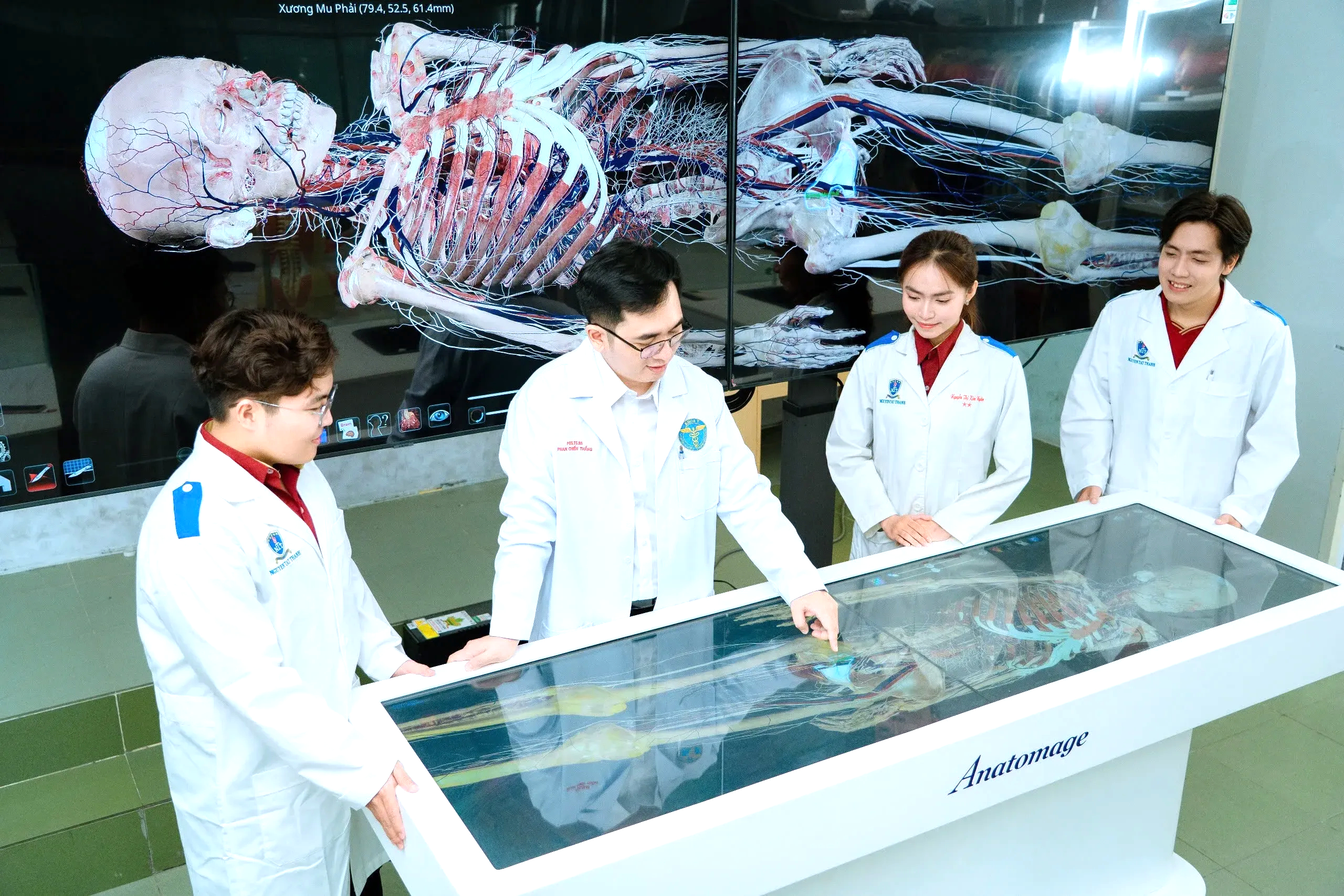 Ngành y khoa và răng hàm mặt Trường ĐH Nguyễn Tất Thành dẫn đầu điểm chuẩn - Ảnh 1.
