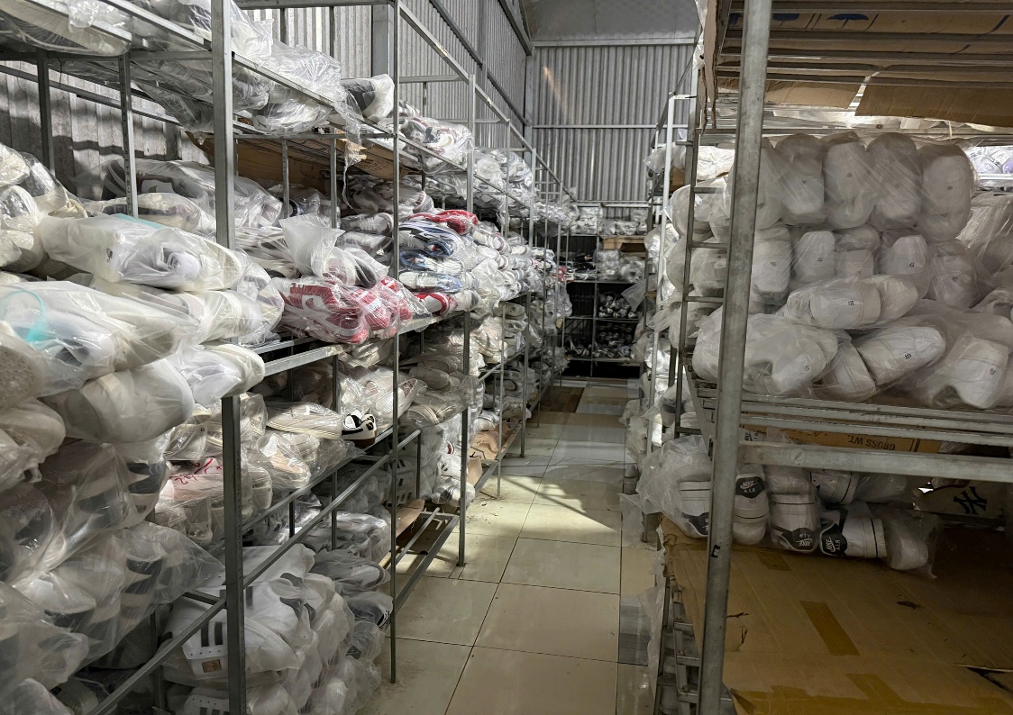 Khởi tố chủ hộ kinh doanh bán hơn 1.000 đôi giày 'nhái' Adidas, Nike, Gucci- Ảnh 2.