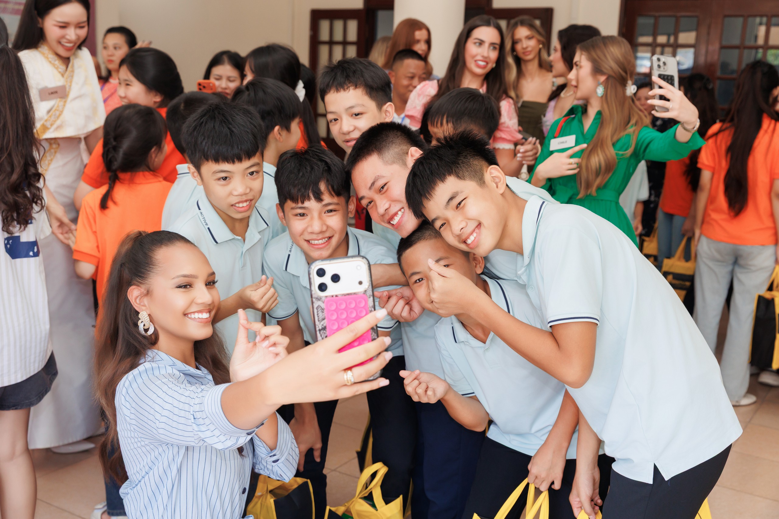 Người đẹp Miss World 2026 mang nụ cười đến trẻ em Quảng Ninh - Ảnh 3.