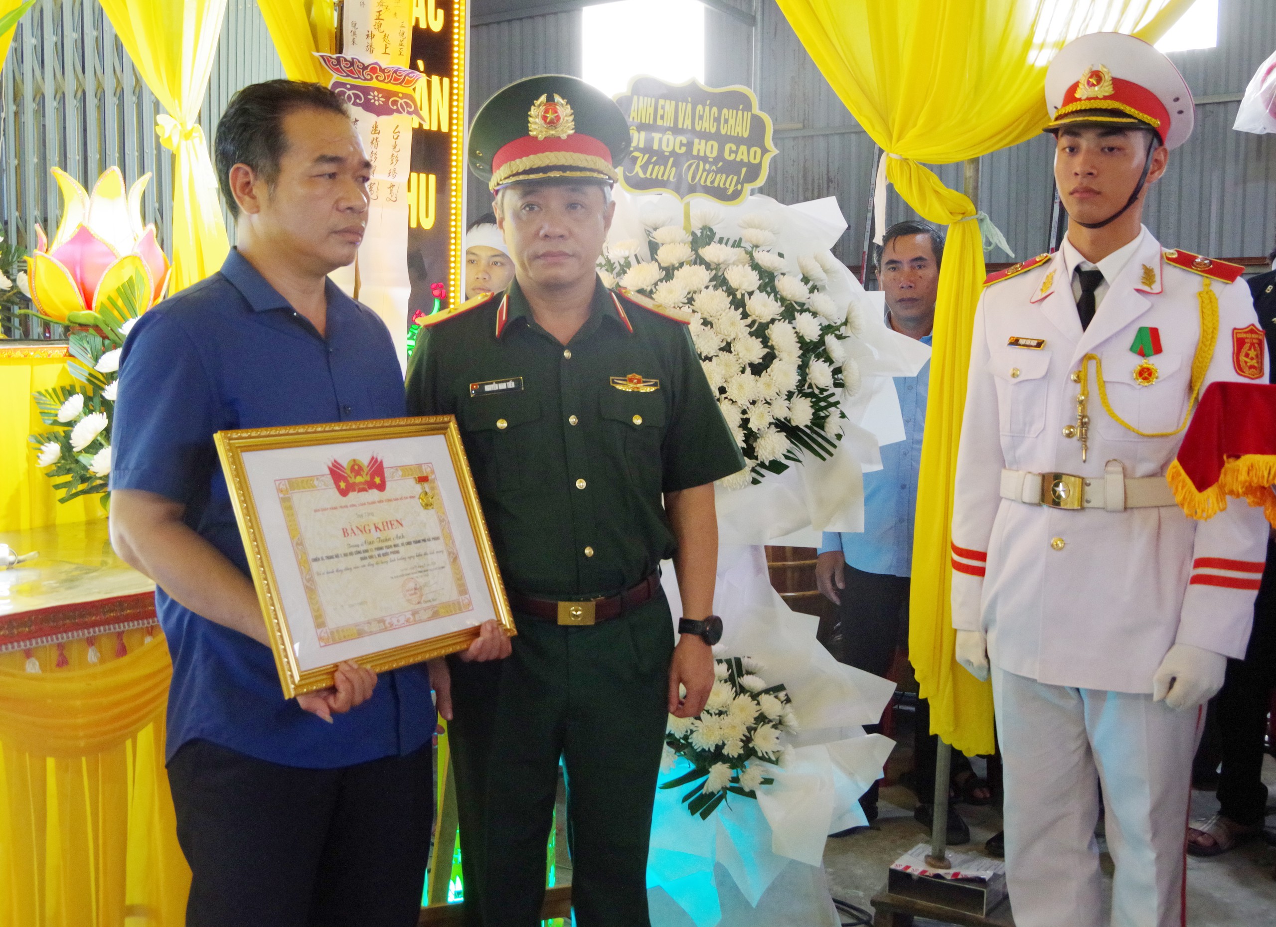 Trao Huân chương Bảo vệ Tổ quốc tới thân nhân trung sĩ Cao Tuấn Anh- Ảnh 3.