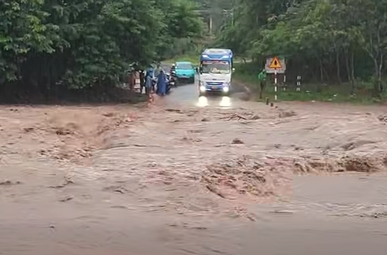 Mưa lớn ở miền núi Quảng Trị, nước lũ tràn qua đường gây ngập sâu- Ảnh 1.