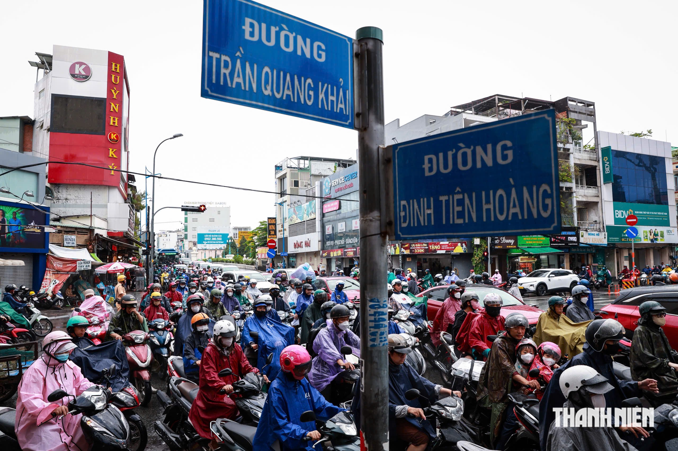 Cầu Bông gần đây hay ùn ứ, có đèn tín hiệu sao CSGT vẫn phải điều tiết? - Ảnh 2.