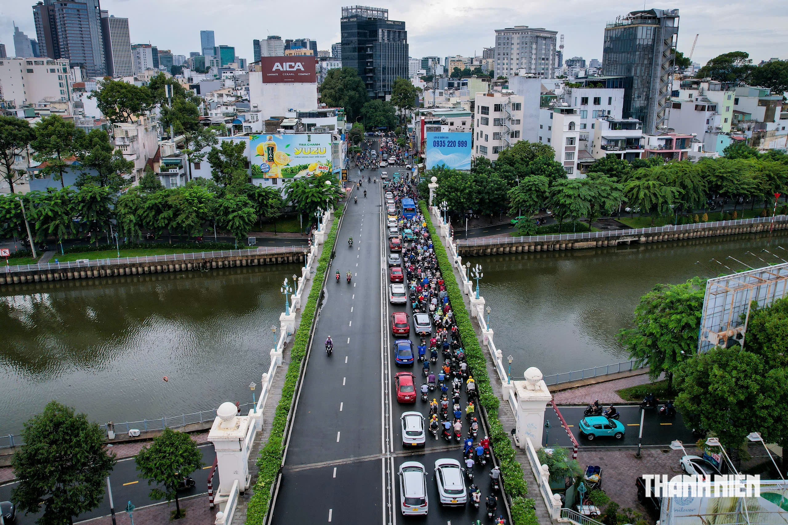 Cầu Bông gần đây hay ùn ứ, có đèn tín hiệu sao CSGT vẫn phải điều tiết? - Ảnh 7.