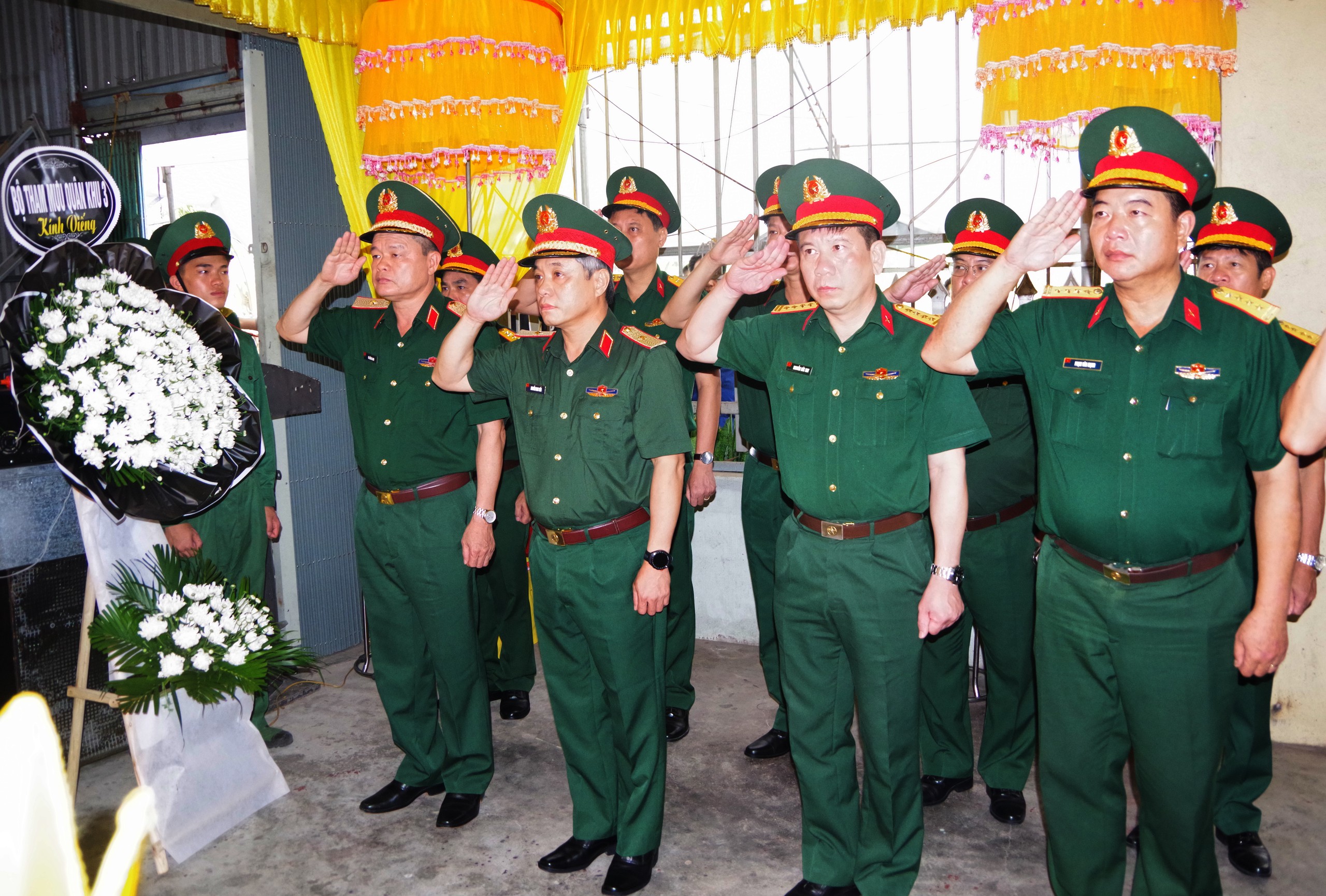 Trao Huân chương Bảo vệ Tổ quốc tới thân nhân trung sĩ Cao Tuấn Anh- Ảnh 1.