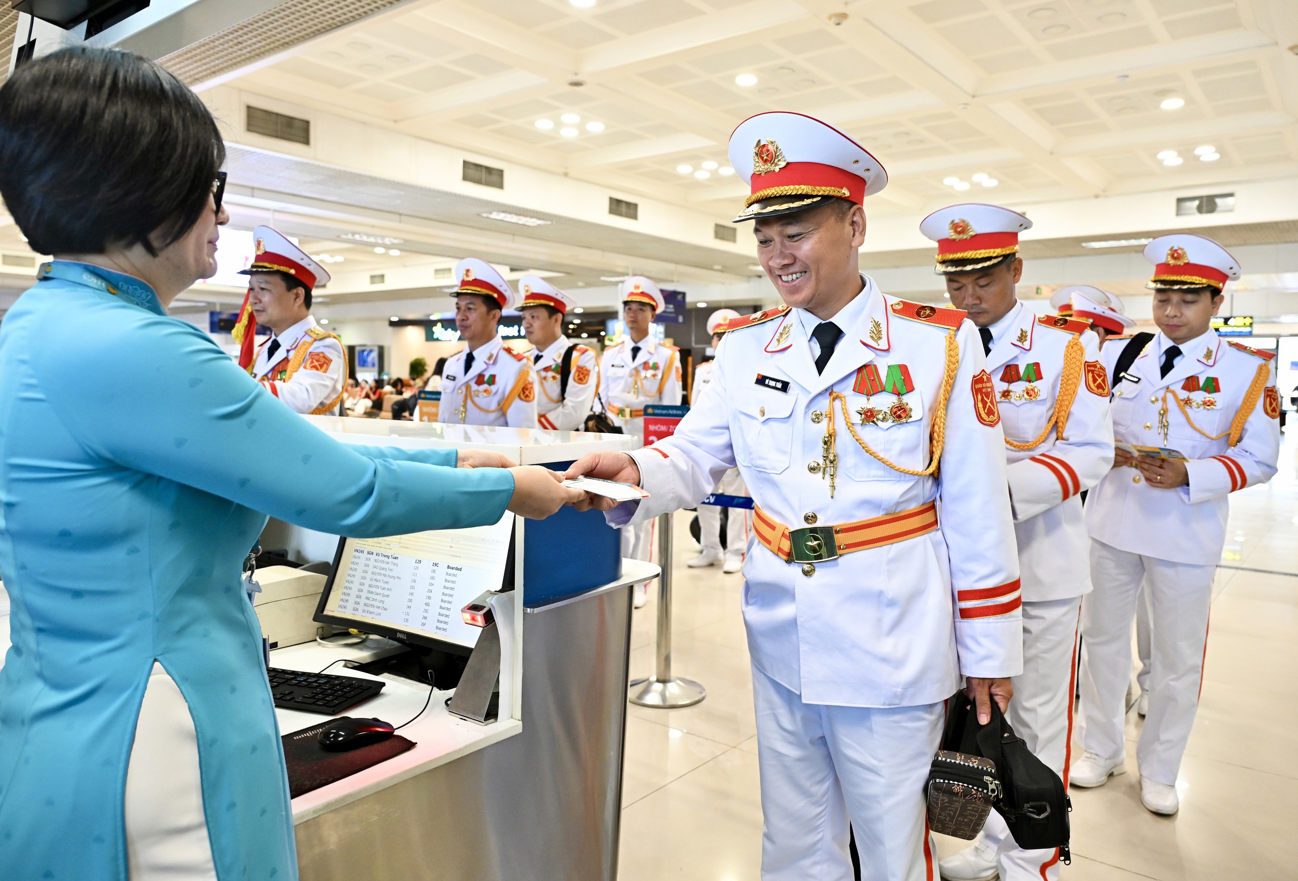 Giai điệu Quốc khánh vang lên ở độ cao 10.000 mét trên chuyến bay Vietnam Airlines- Ảnh 1.