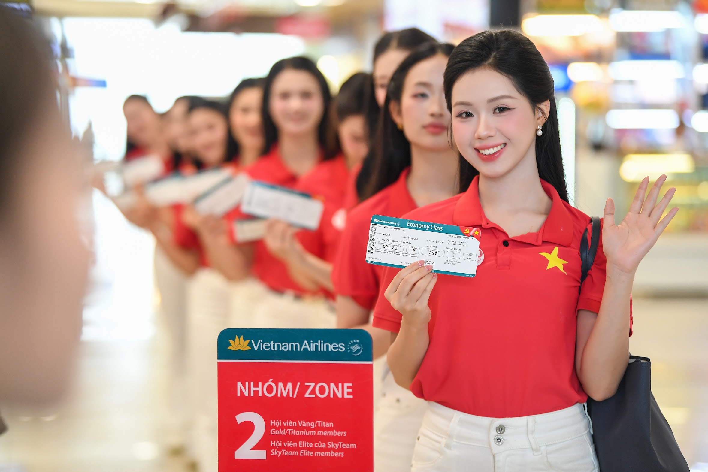 Giai điệu Quốc kh&aacute;nh, cờ đỏ sao v&agrave;ng rực rỡ giữa trời ở độ cao 10.000m- Ảnh 2.