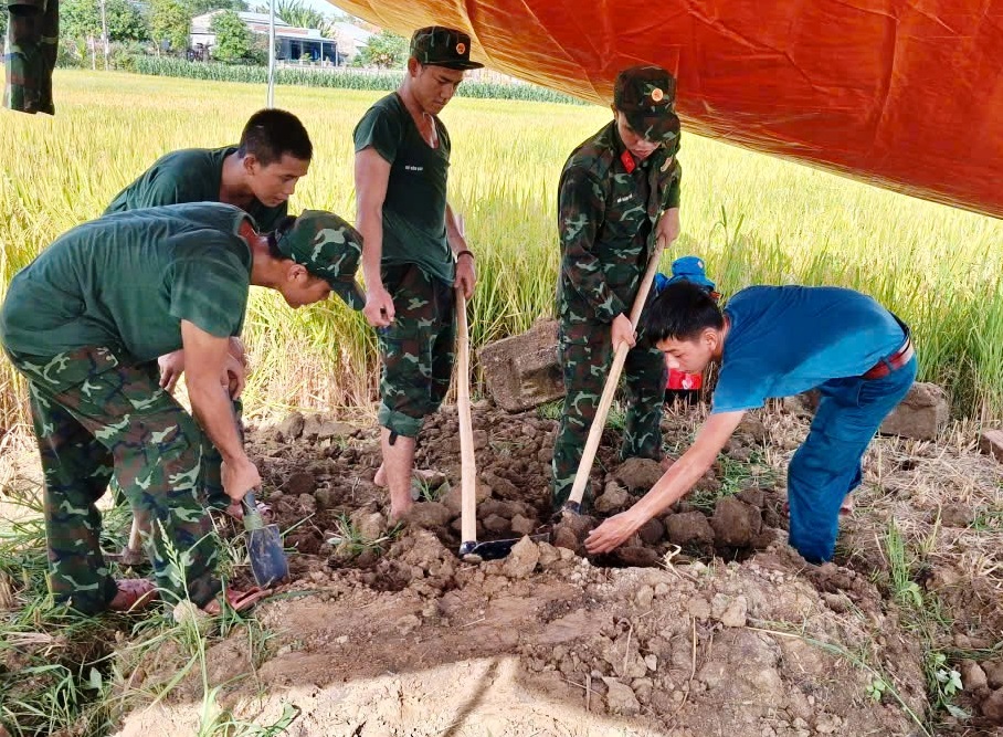 Phát hiện hài cốt liệt sĩ cùng mảnh vải dù- Ảnh 1.