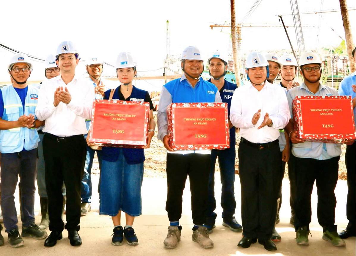 Từ Bắc vào Nam, loạt đại công trường vẫn thi công rầm rập xuyên lễ- Ảnh 2.