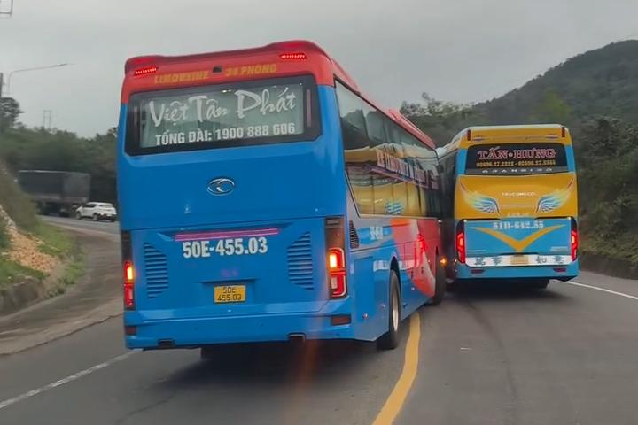 Bức xúc tài xế xe khách giường nằm lấn làn, vượt ẩu trên đèo Mang Yang- Ảnh 1.