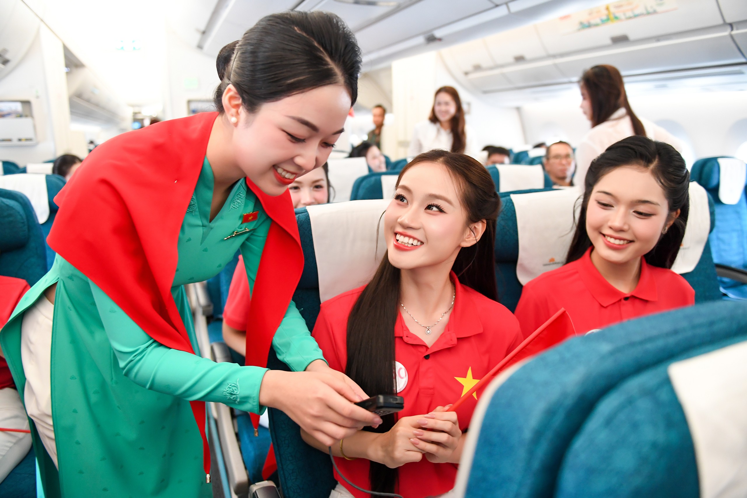 Giai điệu Quốc kh&aacute;nh, cờ đỏ sao v&agrave;ng rực rỡ giữa trời ở độ cao 10.000m- Ảnh 10.