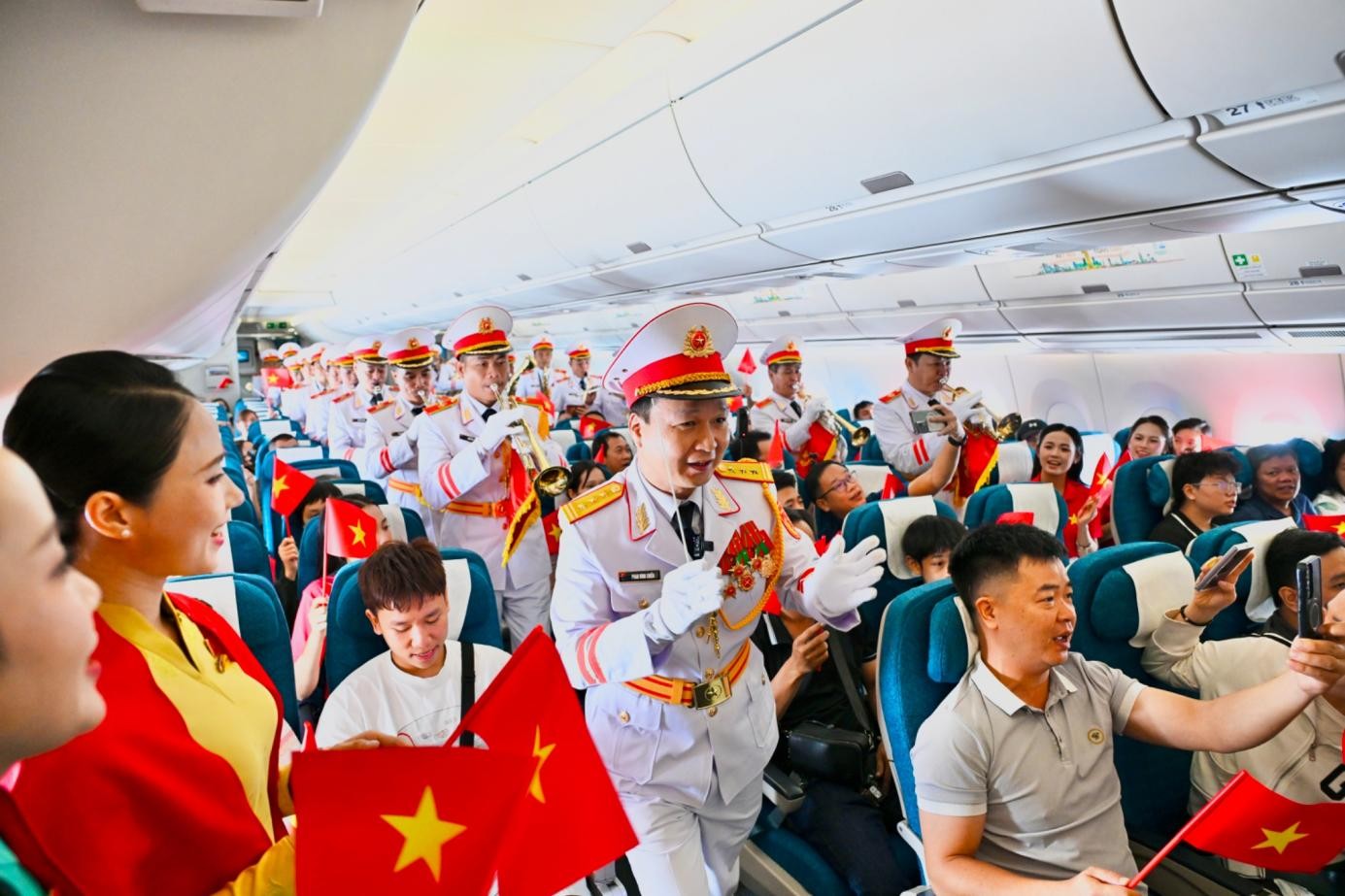 Giai điệu Quốc khánh vang lên ở độ cao 10.000 mét trên chuyến bay Vietnam Airlines- Ảnh 4.