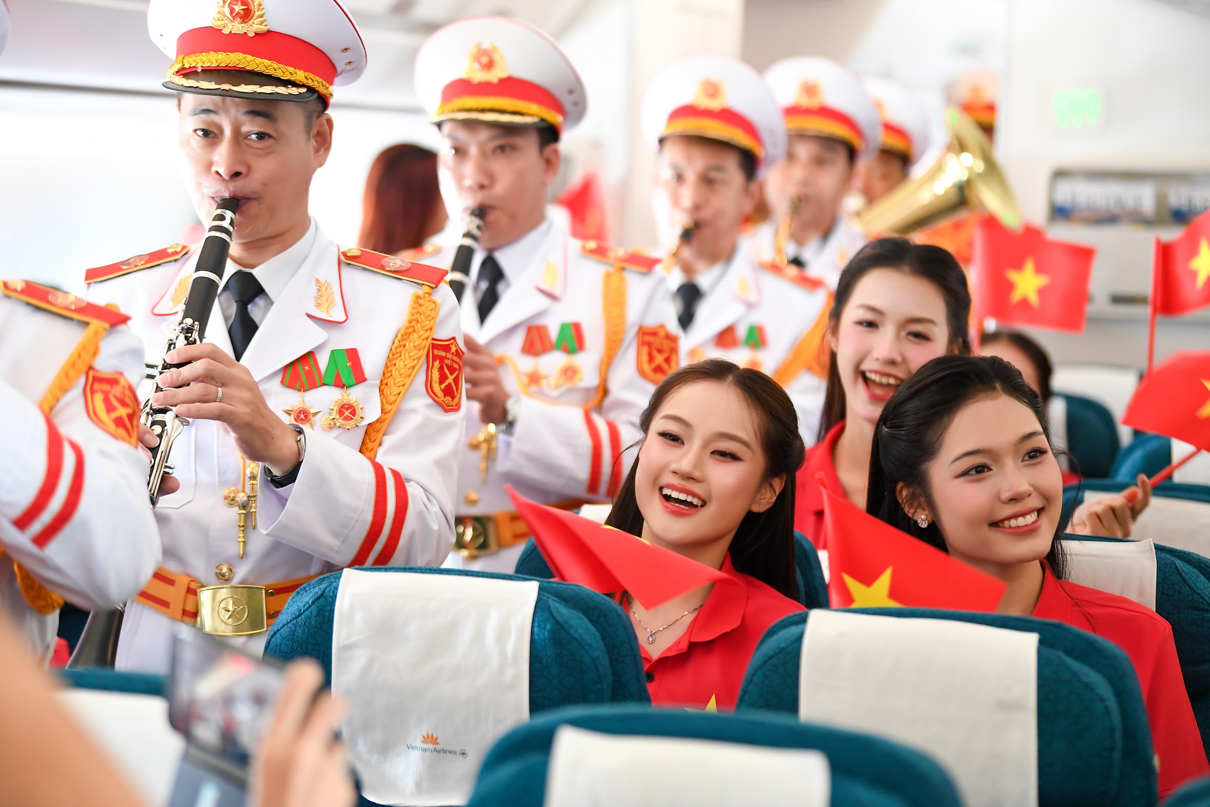 Giai điệu Quốc kh&aacute;nh, cờ đỏ sao v&agrave;ng rực rỡ giữa trời ở độ cao 10.000m- Ảnh 7.