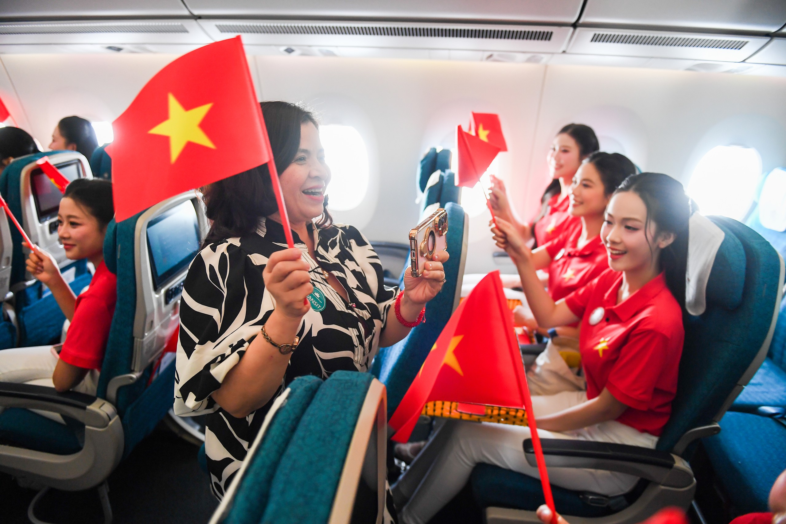 Giai điệu Quốc khánh vang lên ở độ cao 10.000 mét trên chuyến bay Vietnam Airlines- Ảnh 7.