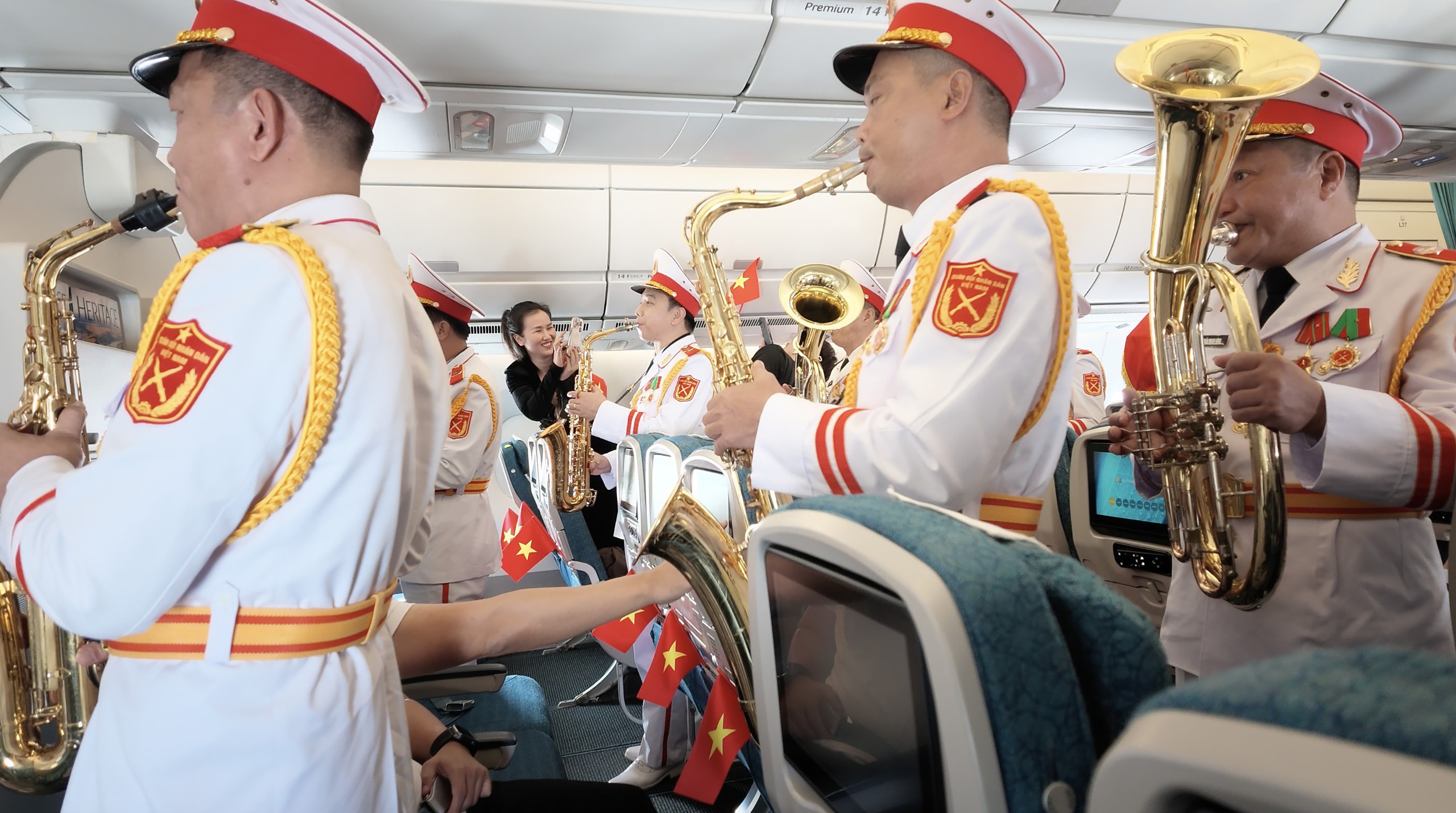Giai điệu Quốc khánh vang lên ở độ cao 10.000 mét trên chuyến bay Vietnam Airlines- Ảnh 8.