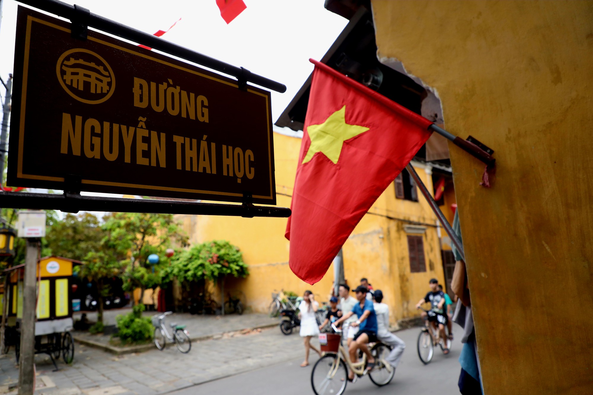 Phố cổ Hội An rợp cờ đỏ, du khách chen chân check-in dịp Quốc khánh 2.9- Ảnh 14.