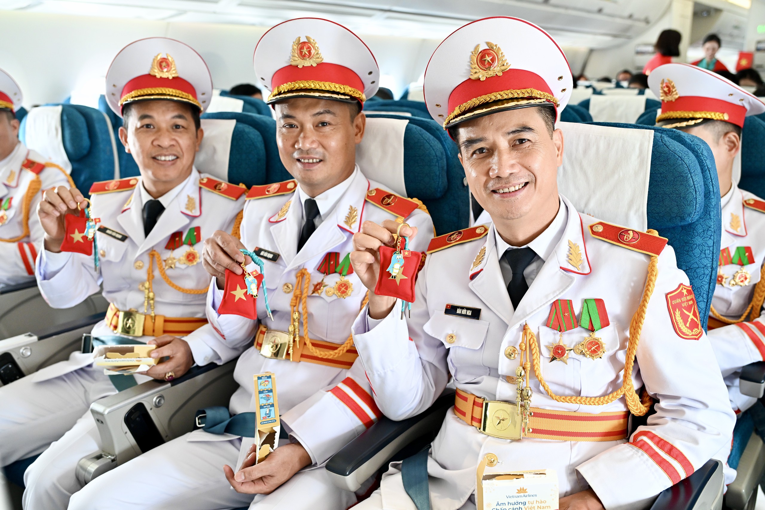 Giai điệu Quốc kh&aacute;nh, cờ đỏ sao v&agrave;ng rực rỡ giữa trời ở độ cao 10.000m- Ảnh 11.